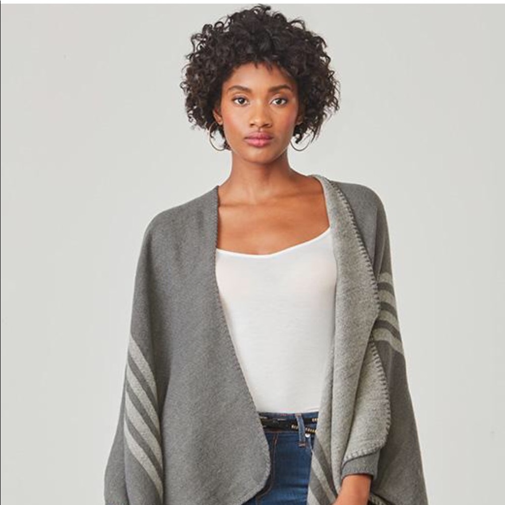 BB Dakota Poncho Wrap NWOT